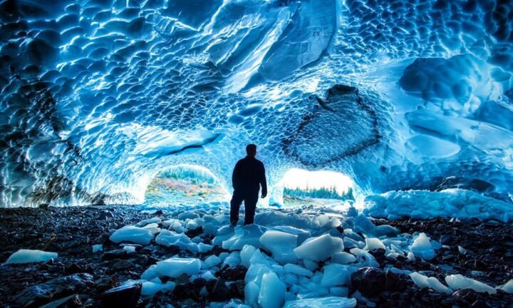 Khám phá hang băng kỳ ảo như phim viễn tưởng ở Nga