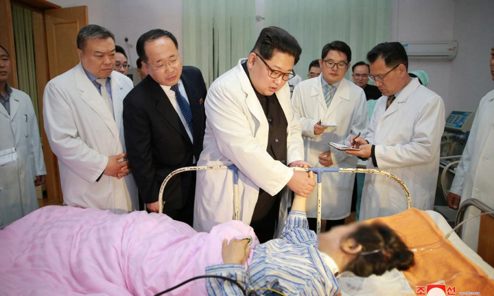 Ông Kim Jong-un thăm Đại sứ quán Trung Quốc sau tai nạn thảm khốc làm 36 người chết