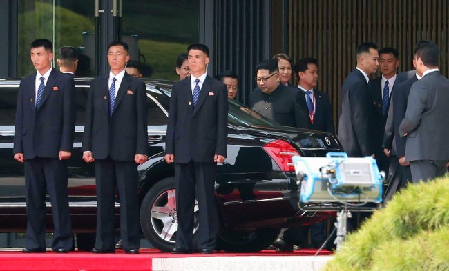 Điều ít người biết về dàn vệ sỹ hùng hậu theo ông Kim Jong-un dự hội nghị liên Triều