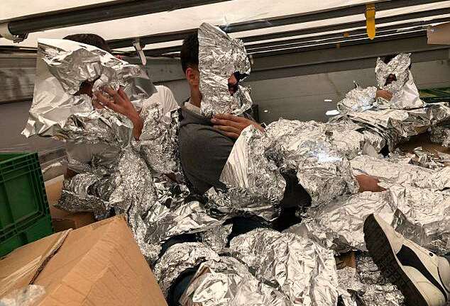 ‘Thủ thuật’ kỳ lạ để vượt qua máy quét an ninh: Bọc người trong giấy nhôm