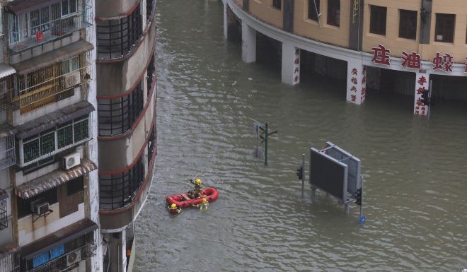 Ảnh, video: Siêu bão MANGKHUT càn quét, Macau chìm trong biển nước