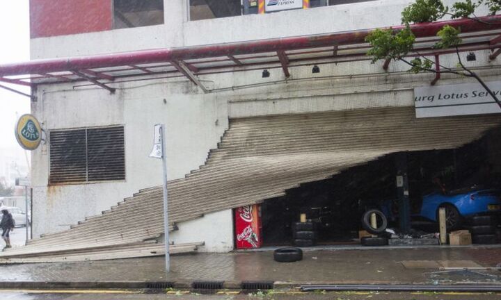 Video: Tòa nhà ở Hong Kong đung đưa, kính vỡ tung tóe trong bão MANGKHUT