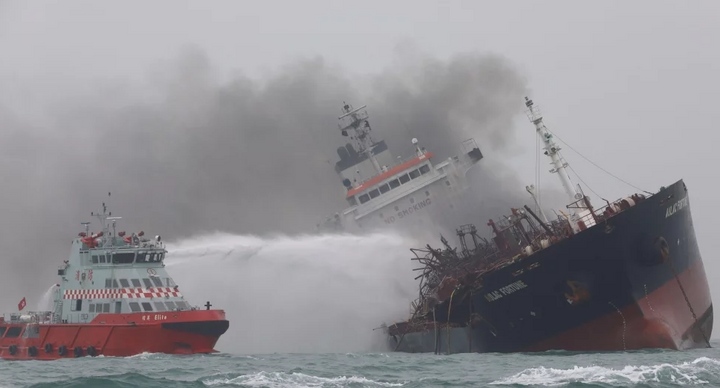 Video: Tàu chở dầu gắn cờ Việt Nam bốc cháy dữ dội ngoài khơi Hồng Kông