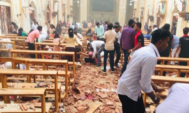 Ảnh: Khung cảnh tan hoang ở Sri Lanka sau 8 vụ đánh bom liên hoàn khiến hàng trăm người chết