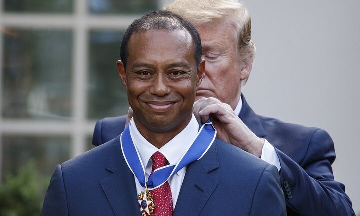 Tiger Woods rưng rưng nước mắt nhận Huân chương từ Tổng thống Trump