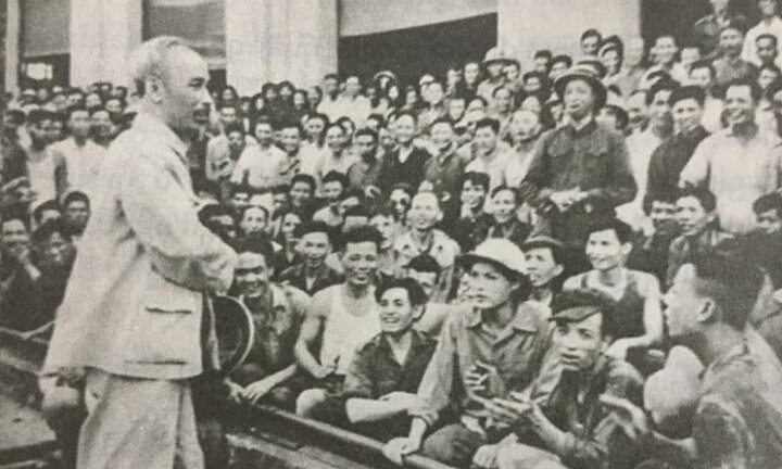 Bác Hồ với bữa cơm công nhân sáng Mùng 1 Tết