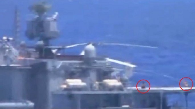 Video: Thủy thủ Nga thảnh thơi ‘tắm nắng’ trong khi tàu suýt đụng tàu Mỹ