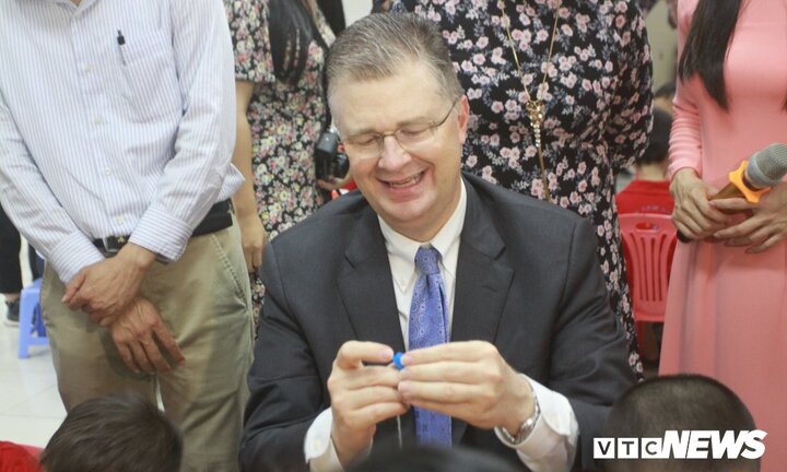 Đại sứ Mỹ tham gia múa lân, nặn bánh đón Trung thu cùng thiếu nhi Việt Nam