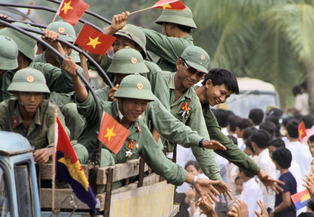 Ảnh: Xúc động hình ảnh người dân Campuchia bịn rịn chia tay 'đội quân nhà Phật'