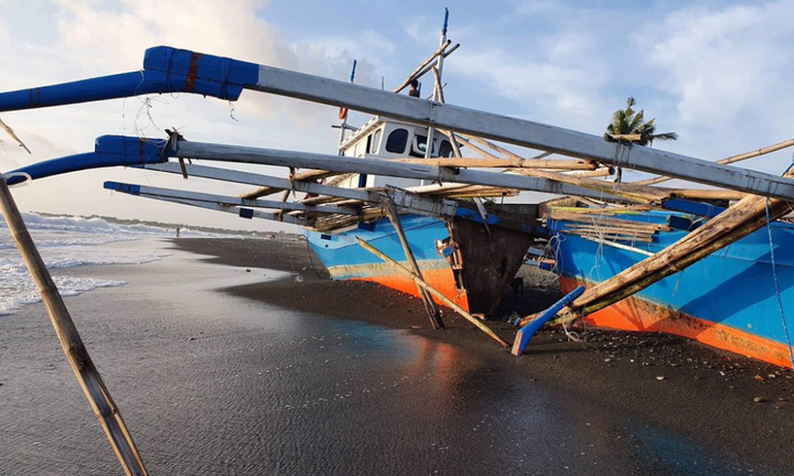 Tàu Trung Quốc tặng ngư dân Philippines bị sóng đánh vỡ đôi