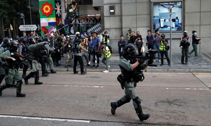 Hong Kong: Người biểu tình đeo mặt nạ đập phá cửa hàng