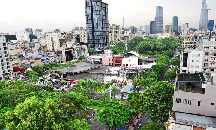 Cảnh đối lập dưới khu chợ ngầm ở Sài Gòn sắp phải di dời