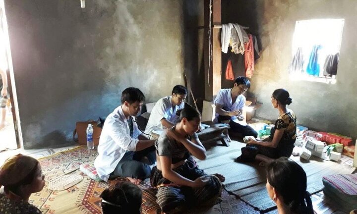 Bác sĩ xuống tâm lũ Mường Lát khám bệnh, phát thuốc cho dân