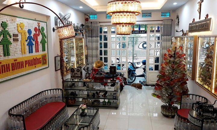 Ngôi nhà có nội thất làm từ 10.000 chai thủy tinh, nắp nhựa