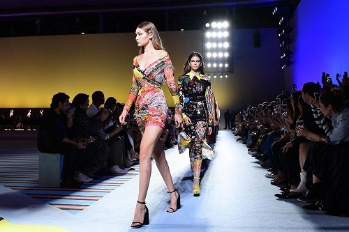 Bloomberg: Michael Kors tiến gần thỏa thuận 2 tỷ USD mua Versace