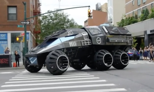 Rover - xe thám hiểm sao Hỏa lăn bánh trên đường phố