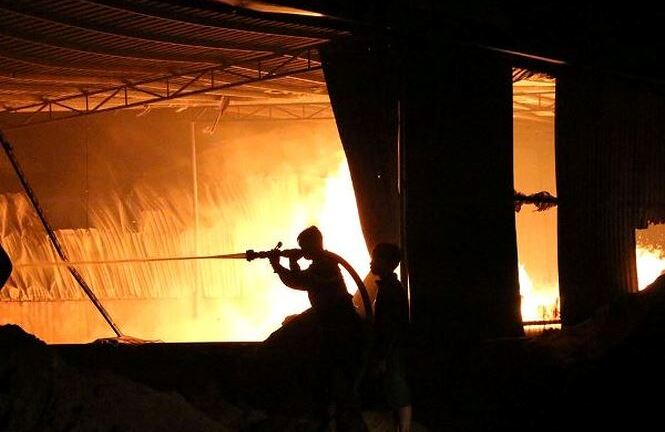 Công ty gỗ rộng hàng nghìn mét cháy dữ dội