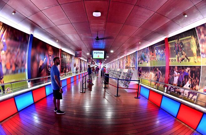 Barcelona trở thành đội bóng đầu tiên vượt 1 tỷ USD doanh thu