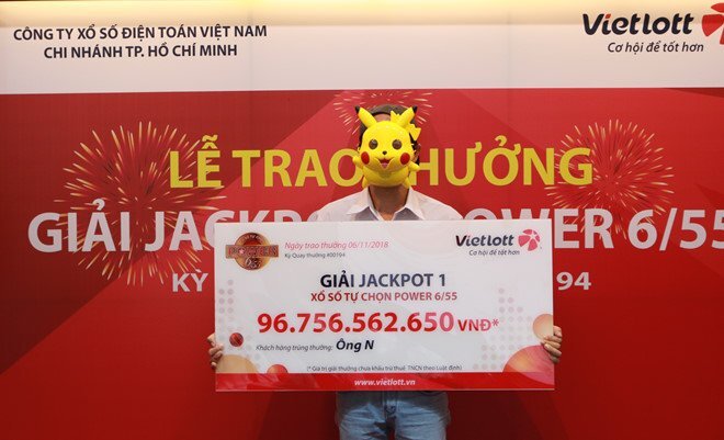 Người trúng 96,7 tỷ đồng Vietlott đeo mặt nạ Pikachu khi lĩnh giải