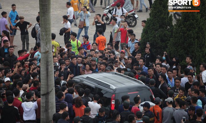 Hết vé Việt Nam vs Malaysia, nhân viên VFF tháo chạy, fan đuổi theo chặn xe như phim hành động