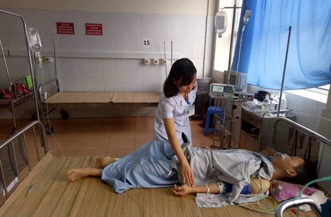 Tự rút thanh gỗ đâm xuyên bụng, thanh niên thoát chết