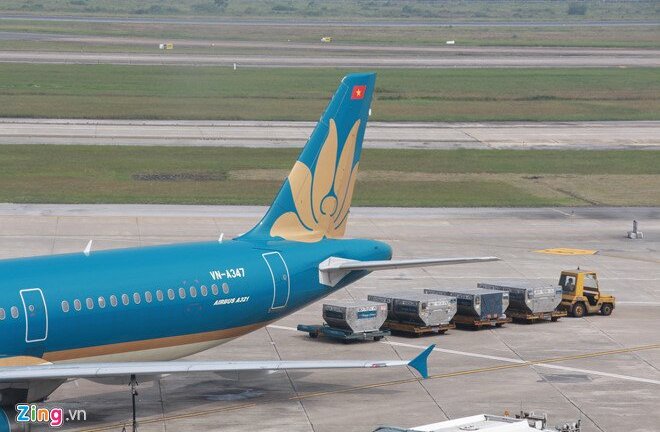 Máy bay lỗi cầu phao thoát hiểm, 40 hành khách phải ở lại sân bay