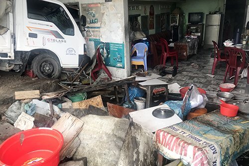 Xe tải lao vào tiệm bánh ướt, hai người kẹt trong cabin