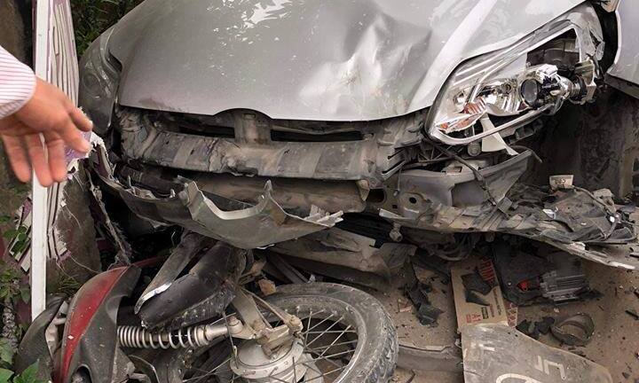 'Xe điên' húc nhiều người đi đường, đâm vào cột điện nát bét