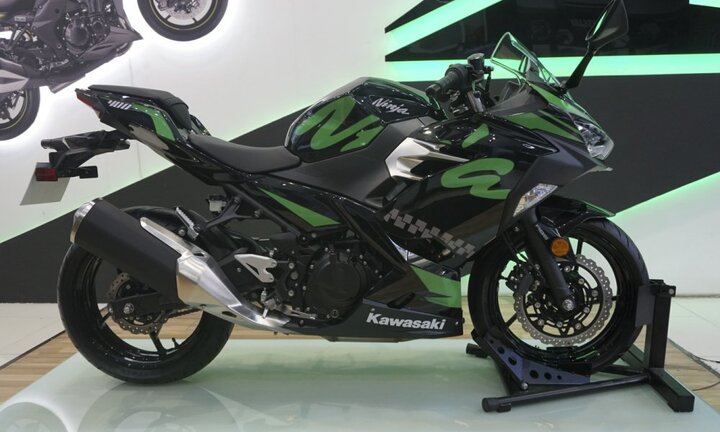 Ngắm xe mô tô Kawasaki Ninja 400 ABS 2019 với 2 bộ tem đặc biệt