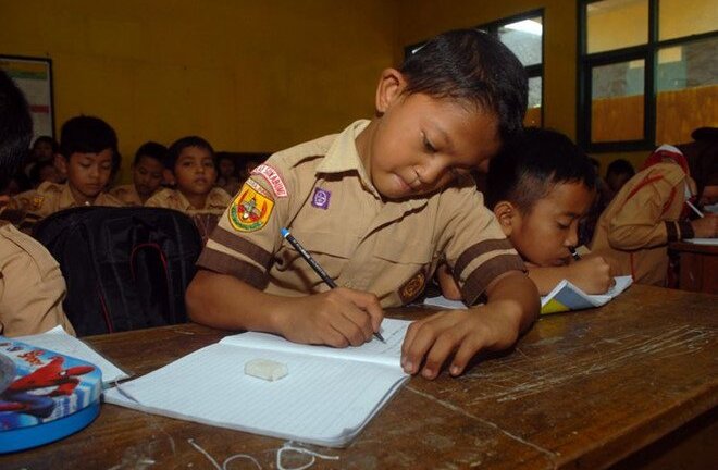 Rơi nước mắt với cậu bé đến trường bằng tay, khát khao vào đại học