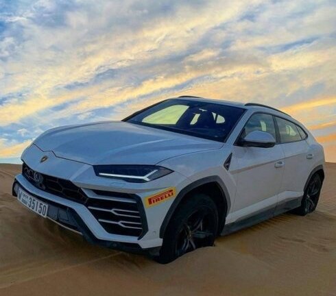 Màn biểu diễn ấn tượng của Lamborghini Urus trên sa mạc
