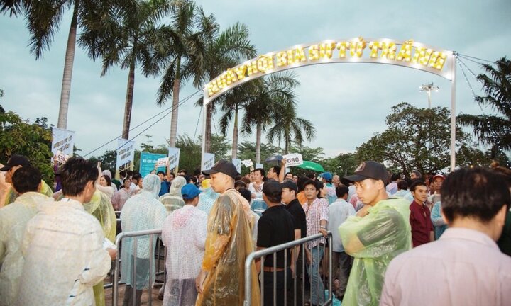 5.000 anh em đội mưa tham dự 'lễ hội bia Sư Tử Trắng – Nâng ly vì chí lớn' tại Cao Lãnh, Đồng Tháp