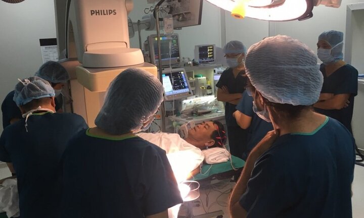 Lần đầu tiên thay van tim qua động mạch cảnh chung trái thành công tại Việt Nam