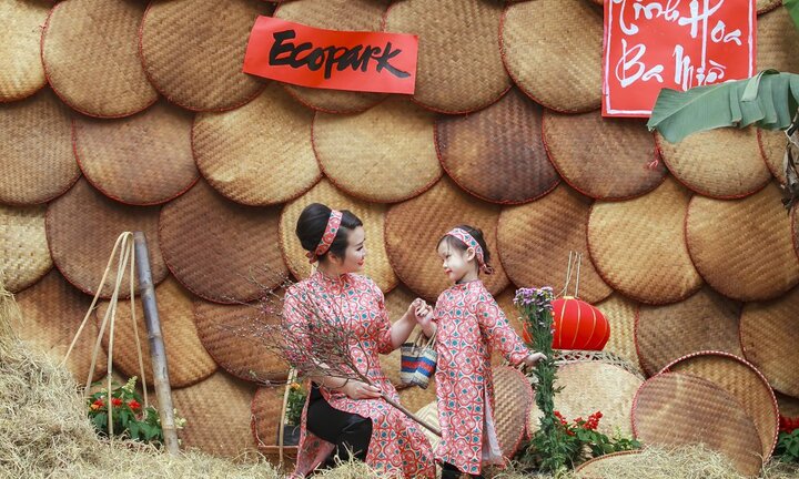 Pose ảnh siêu xinh tại Chợ Tết Ecopark