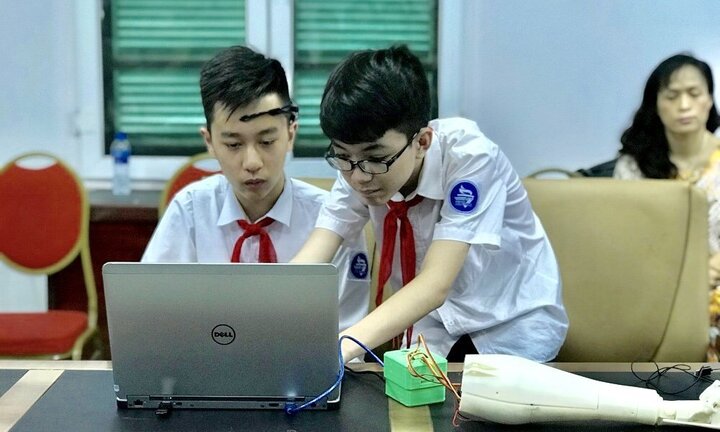 Học sinh Trường THCS Trưng Vương sáng chế cánh tay bằng suy nghĩ Mind – Arm