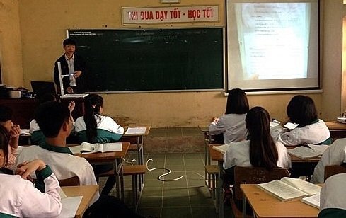 Thiết bị chiếu phiếu học tập giá rẻ của thầy giáo trẻ
