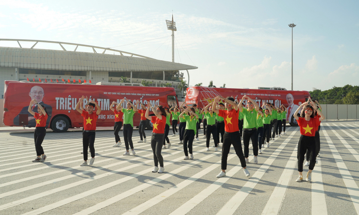 Xúc xích Đức Việt chơi lớn cổ vũ bóng đá Việt Nam tại chảo lửa Mỹ Đình