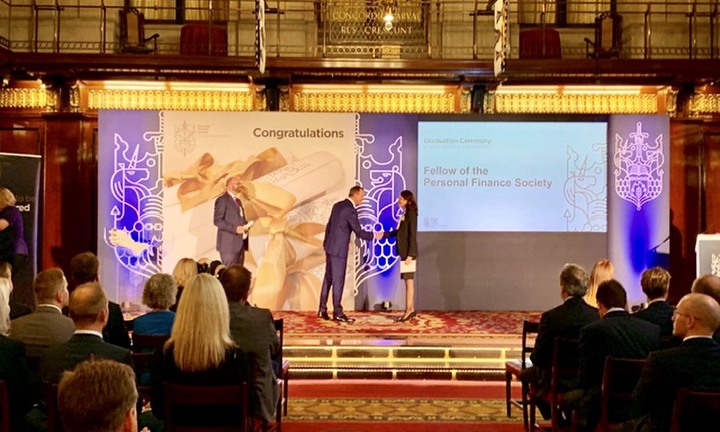 Chuyên viên tư vấn tài chính gốc Việt đạt cấp bậc cao nhất của Hiệp hội tài chính cá nhân Anh