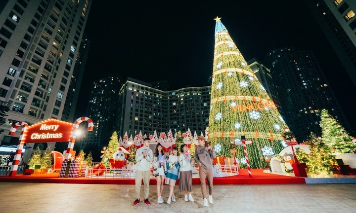 ‘Hòa nhịp đón Giáng sinh – Lung linh mùa lễ hội’ tại 73 TTTM Vincom