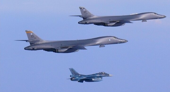 Máy bay ném bom chiến lược Mỹ lượn sát bờ biển Triều Tiên sau động đất