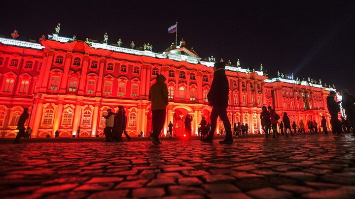 Kỷ niệm 100 năm Cách mạng tháng 10 Nga, Cung điện Mùa đông đỏ rực trong đêm