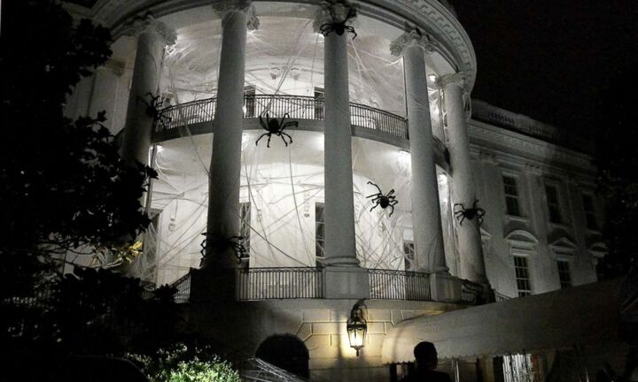 Nhện khổng lồ xuất hiện khắp Nhà trắng trước Halloween