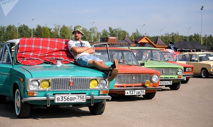 Hãng xe hơi huyền thoại Lada từng bị tội phạm Nga thao túng, giết hại hàng chục quản lý ra sao?