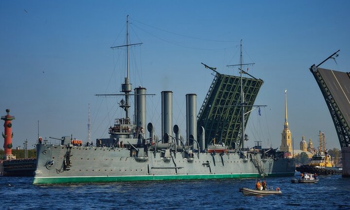 Ảnh: Tuần dương hạm Rạng Đông, chiến hạm nổ phát pháo báo hiệu thời đại mới