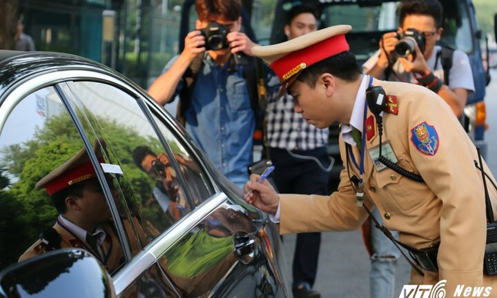 Đỗ vào đường cấm đón Tổng thống Trump, 2 xe hơi tiền tỷ bị niêm phong, cẩu về trụ sở