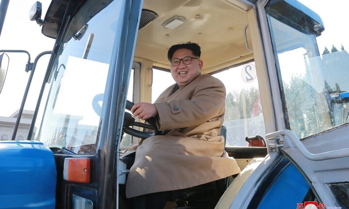 Ảnh: Chủ tịch Triều Tiên tươi cười lái thử máy kéo khi thăm cơ sở sản xuất