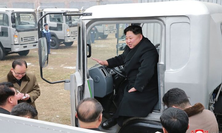 Ảnh: Chủ tịch Triều Tiên tươi cười, lái thử xe khi thăm nhà máy ô tô lâu đời