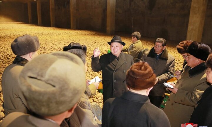 Ảnh: Ông Kim Jong-un tươi cười thăm nhà máy chế biến khoai tây giữa lúc căng thẳng
