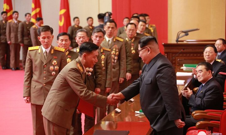 Ảnh: Ông Kim Jong-un tươi cười bắt tay người tham gia thử nghiệm tên lửa Hwasong-15