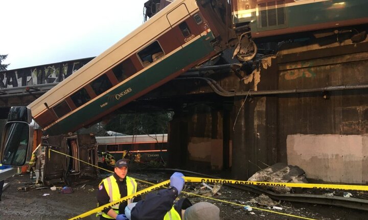 Ảnh, video: Tàu hỏa ở Mỹ trật bánh, hàng chục người thương vong